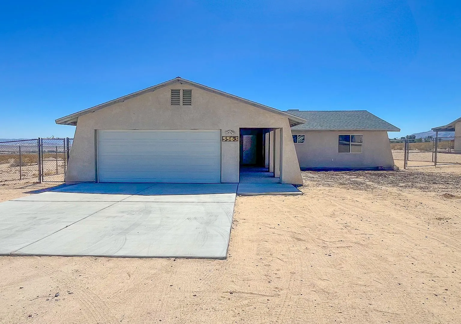 Cute 3 Bedroom 2 Bathroom Home — Photo 2