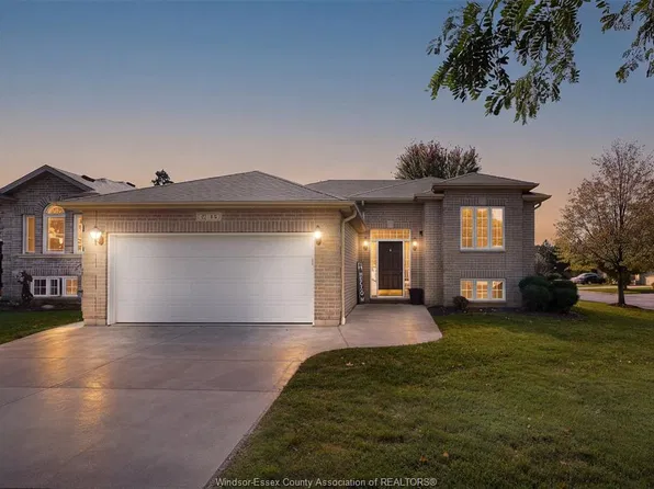 15 Oak Park Cres, Kingsville, ON N9Y 4G8