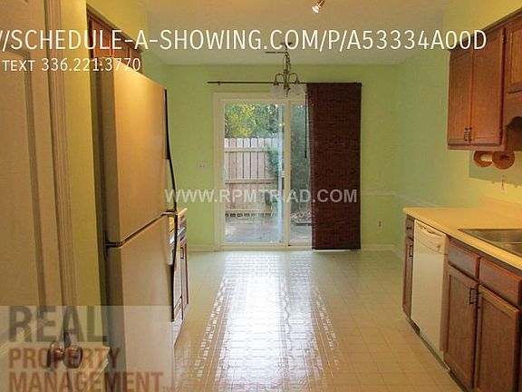 3rd image of 814 Guilford College Rd APT 127