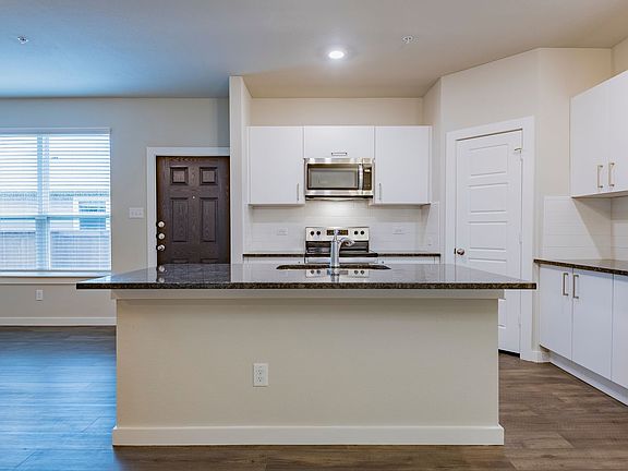 5th image of 651 Wheatfield Dr