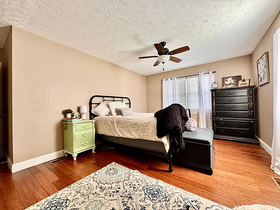 4th image of 104 Knox St