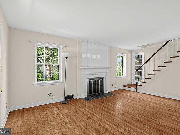3rd image of 807 Woodsdale Rd