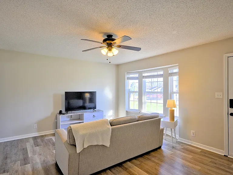 422 Woodale Dr — Photo 5