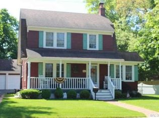 68 Park St, Blue Point, NY 11715
