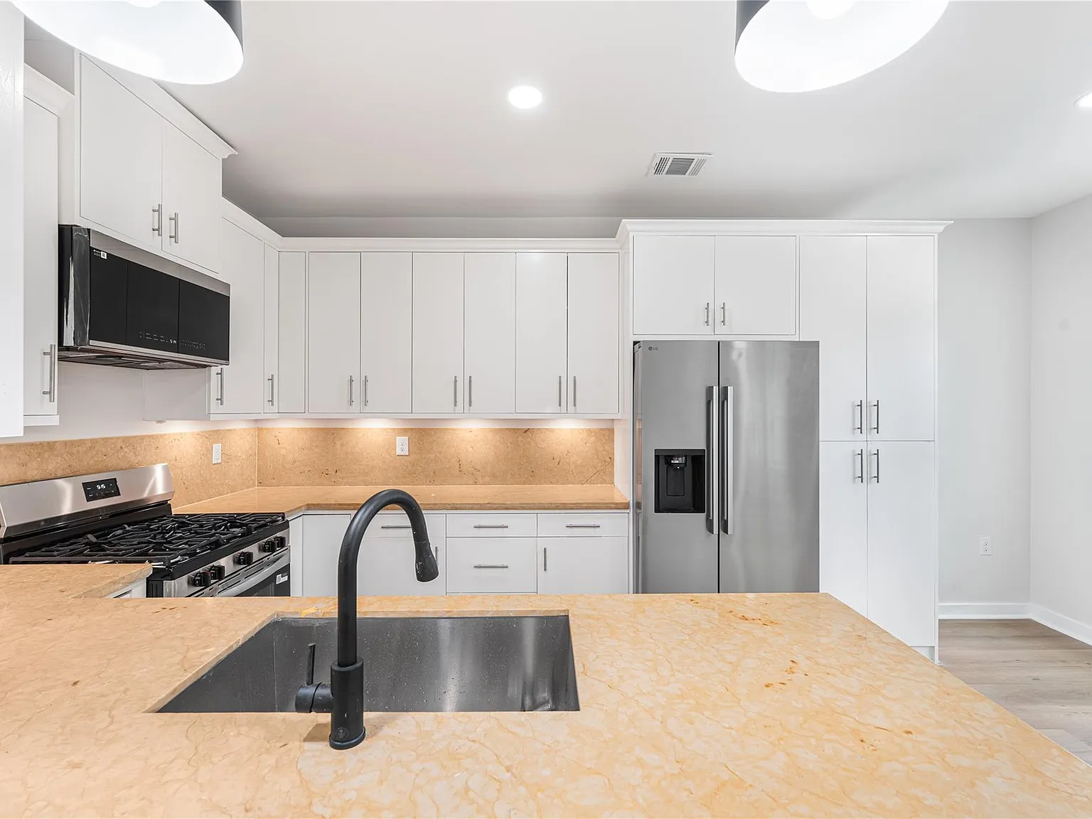 3 bed, 3.0 bath, 1731 sqft, $2,495 — Photo 2