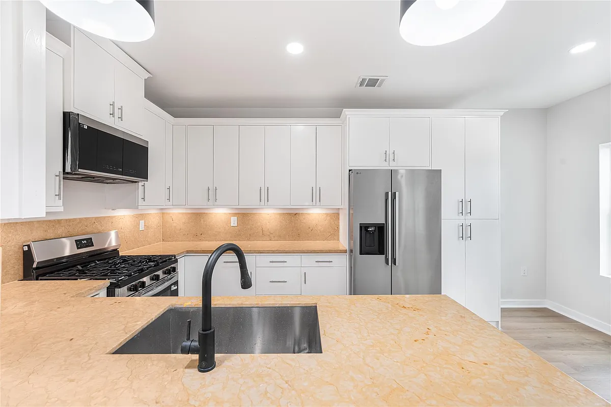 Building Photo - 6809 Fairway #A