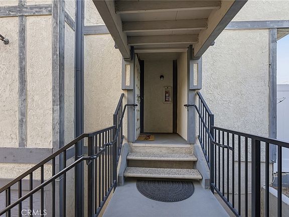 5th image of 527 S Walnut St APT 3
