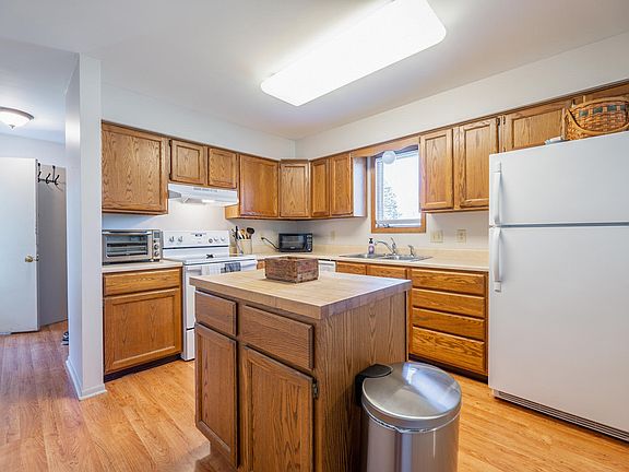 3rd image of 8828 Castle Hill Dr NE