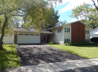 3401 Woodridge Dr, Woodridge, IL 60517