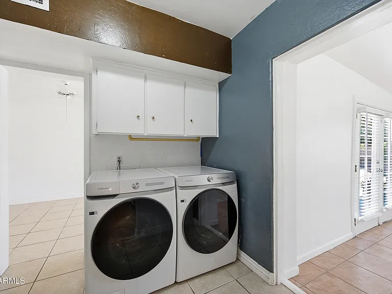 1031 E Vermont Ave — Photo 24