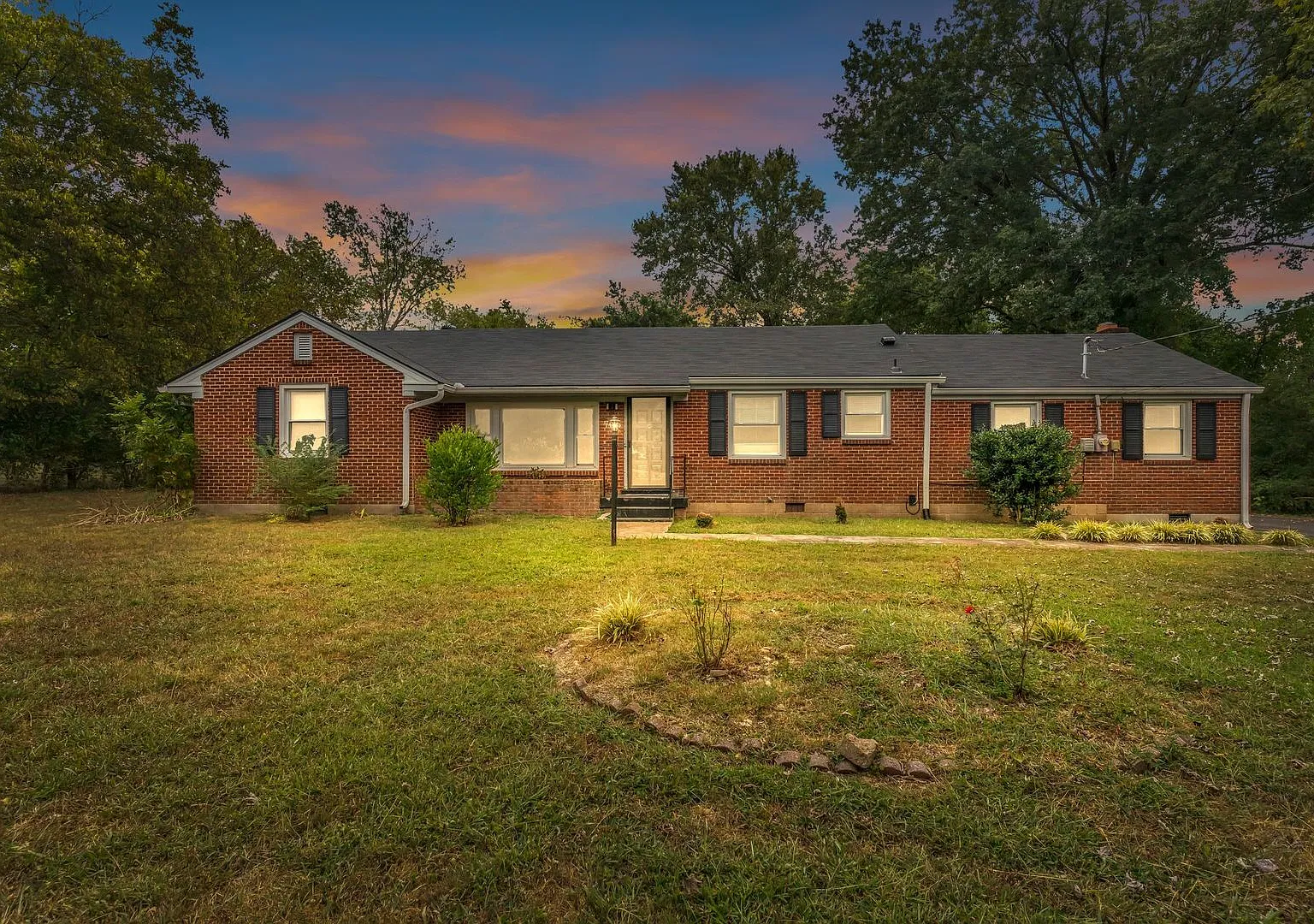 Renovated 4 Bed/ 2 Bath plus office in Madison, Large Kitchen, Living Room and Den, Hardwoods, Ti... — Photo 2