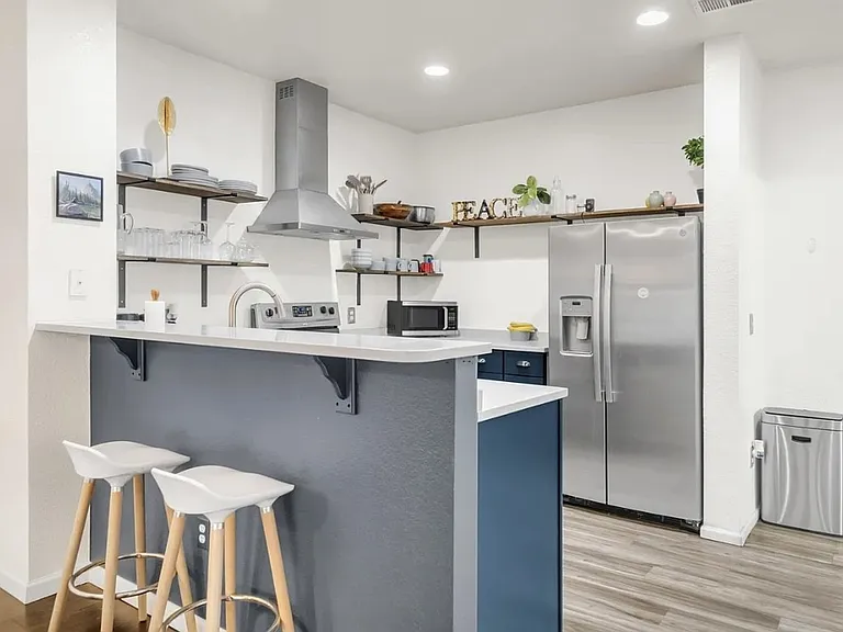 571 S Mobile Pl — Photo 9