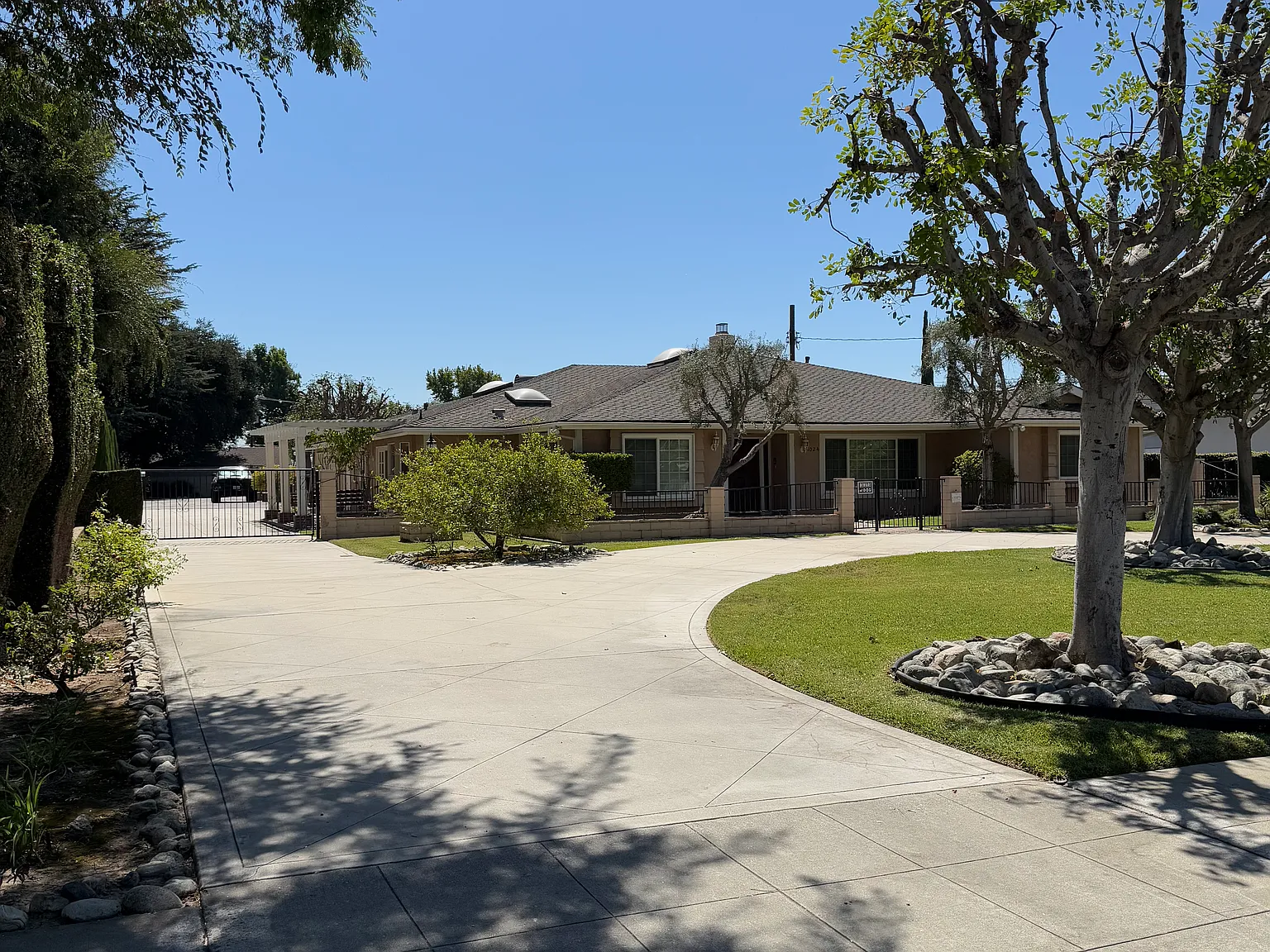 4 bed, 2586 sqft, $6,000 — Photo 2