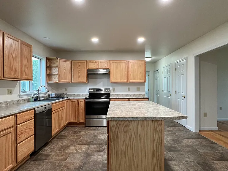 100 N Maple St — Photo 37