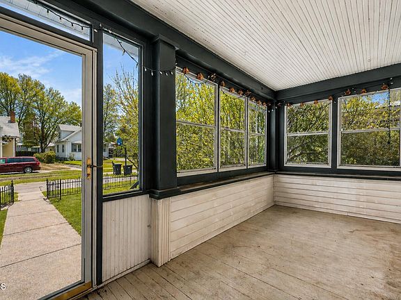 5th image of 405 1st Ave NW