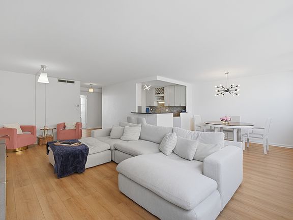 3rd image of 6301 N Sheridan Rd APT 8E