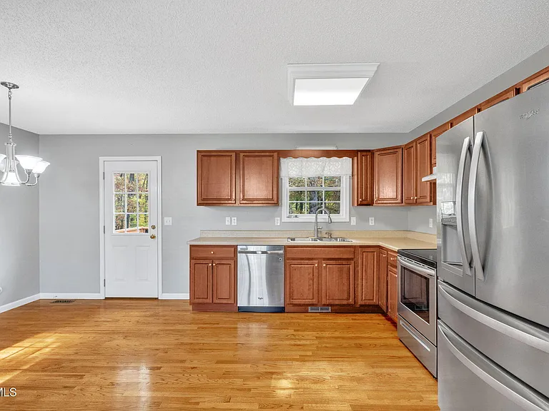 1125 Faye St — Photo 16