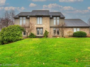 2399 Hidden Pine Dr, Troy, MI