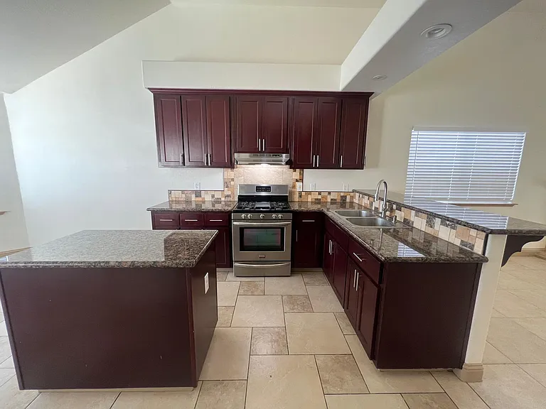 921 Fedora Ave — Photo 3