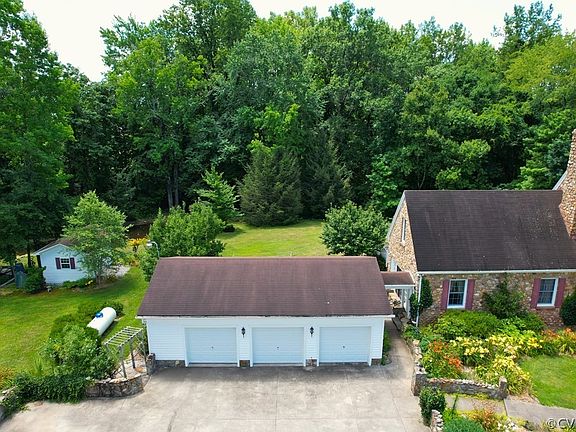 2nd image of 3237 Huntington Trl