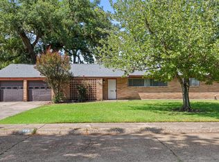 103 Ligustrum St, Lake Jackson, TX 77566