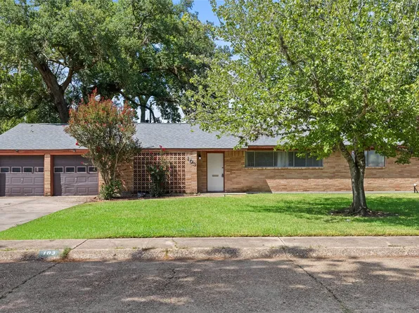 103 Ligustrum St, Lake Jackson, TX 77566