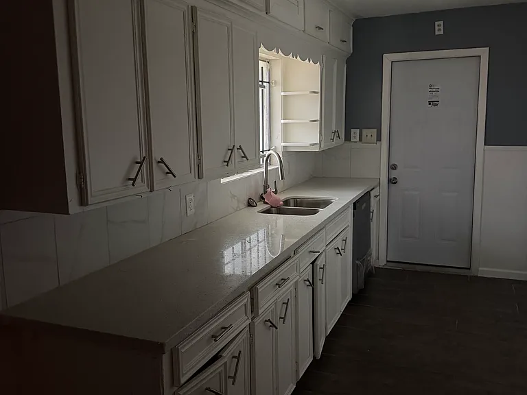 1802 Robinhood St — Photo 8