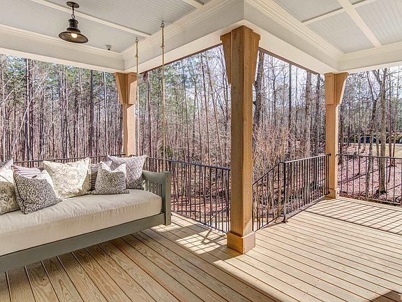 4th image of 161 Legend Oaks Dr