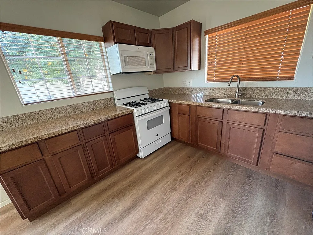 1 bed, 800 sqft, $2,200 — Photo 2