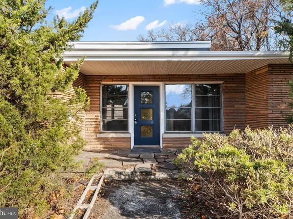 147 Lake Dr, Brooklawn, NJ 08030