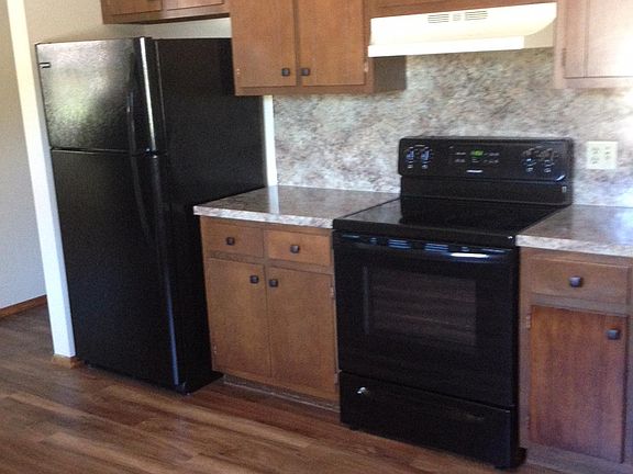 Eat-in kitchen with new flooring, appliances, countertop, ba