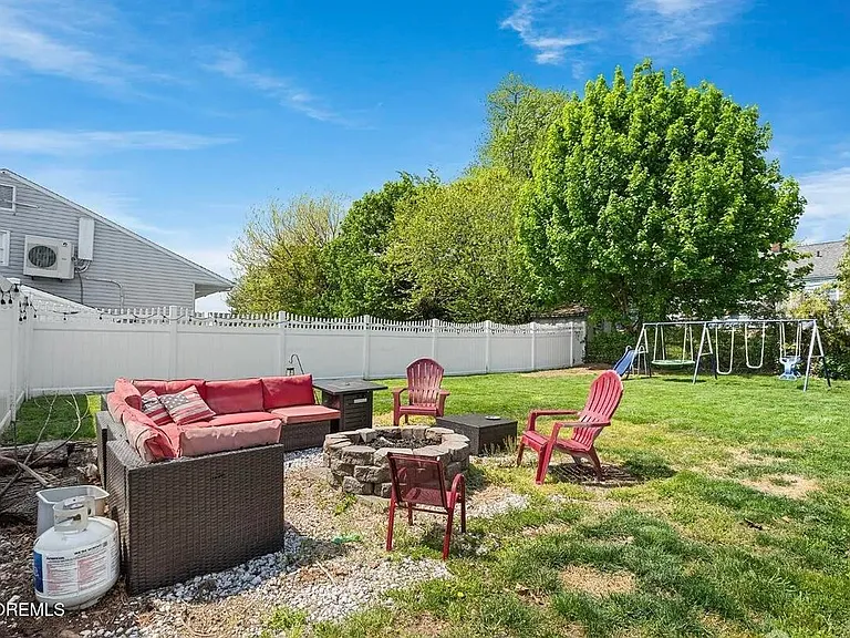 585 Bamford Ave — Photo 16