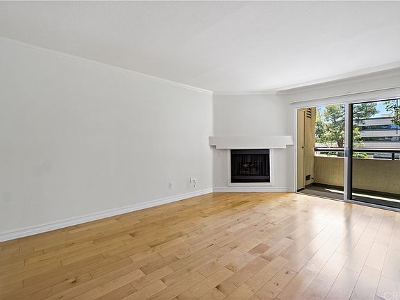 3rd image of 5540 Owensmouth Ave APT 121