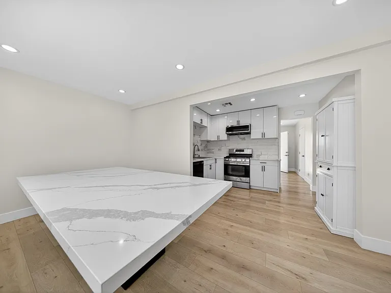 11840 Arminta St — Photo 21