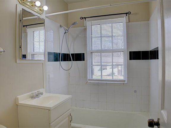 5th image of 1129 N New Haven Ave