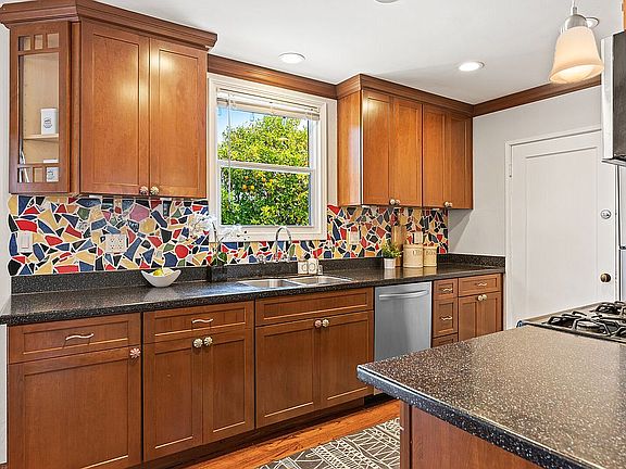 4th image of 1021 Elmer St