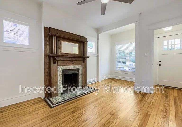 3007 N Hooker St — Photo 4