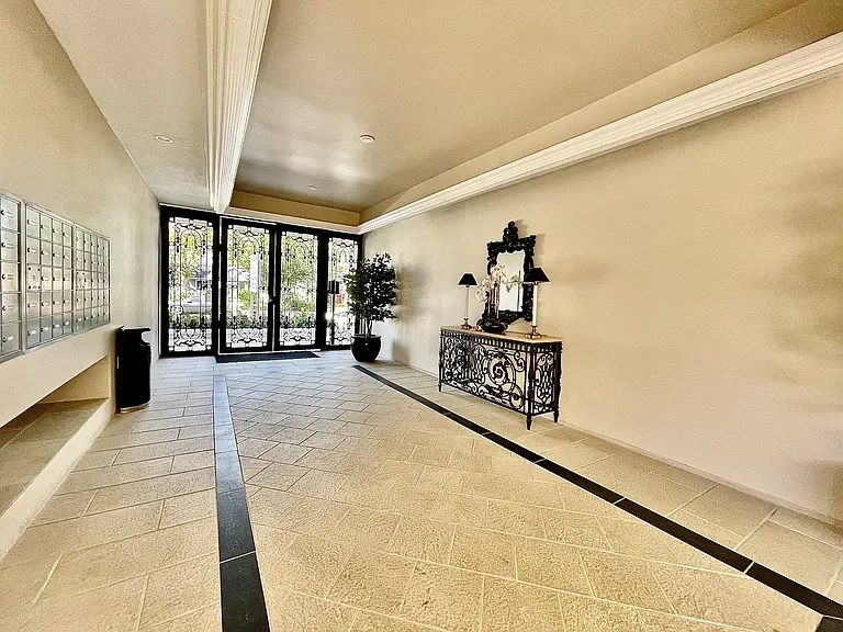 Encino Town & Country — Photo 6