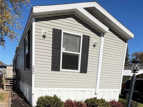 1049 S Park Dr, Brookfield, OH 44403