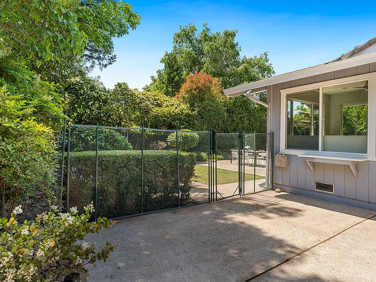 3072 Latham Ln — Photo 25