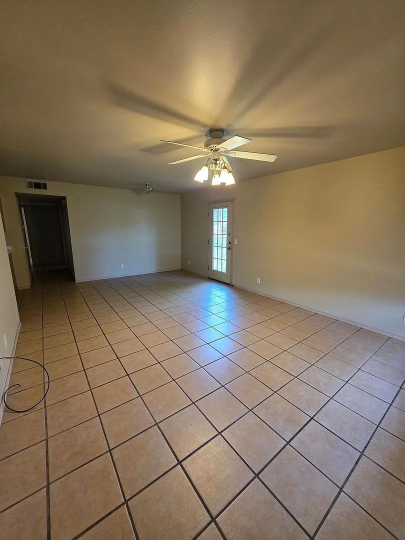 1007 N Parker Rd — Photo 3