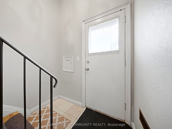 2nd image of 10 Tinder Cres #1