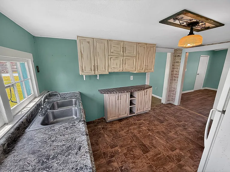 216 Rollins St — Photo 14