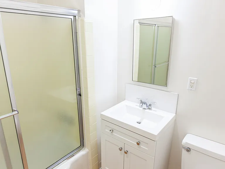 Gayley Manor Apartments — Photo 49