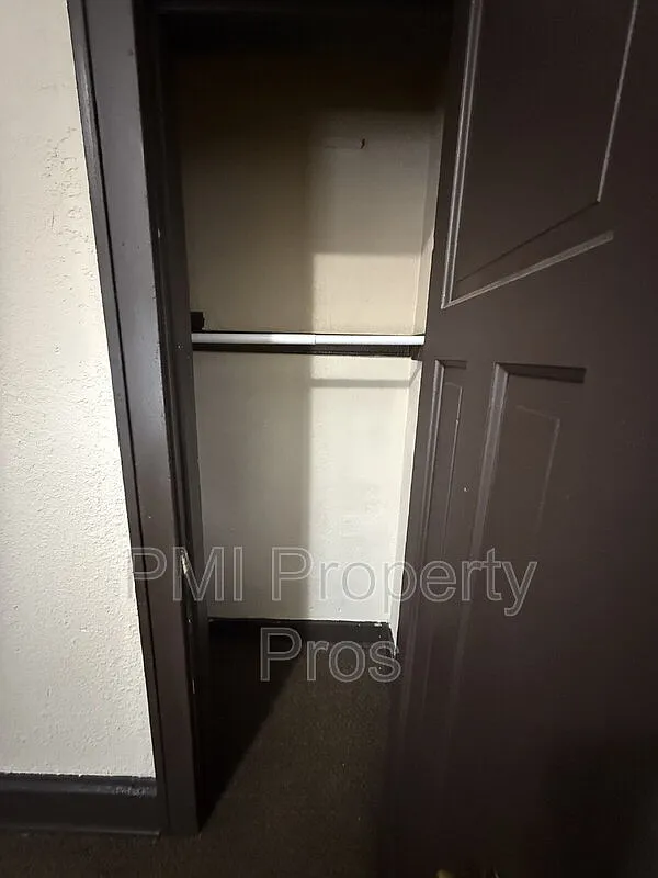 3 bed, 1.0 bath, 1300 sqft, $1,000 — Photo 3