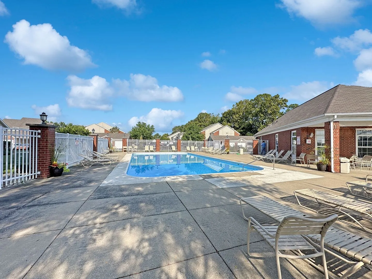Grand Lakeside Escape: Spacious 3-Bedroom Retreat in Lakeshore Community — Photo 3