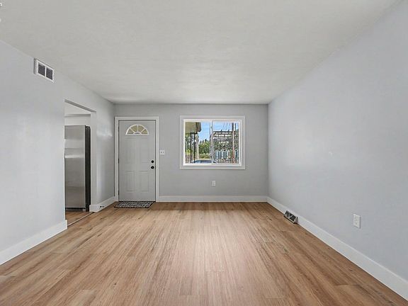 5th image of 1119 E Parish St