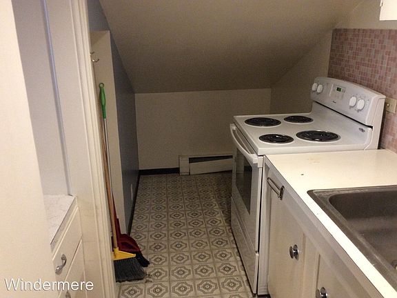 3rd image of 355 1/2 NW Irving St
