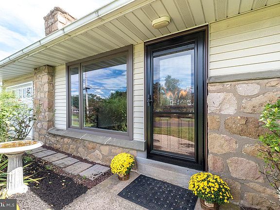 2nd image of 16 Lantern Ln