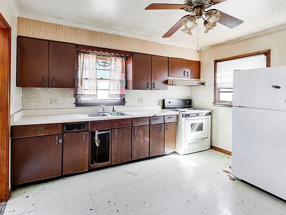 3rd image of 243 S Center St